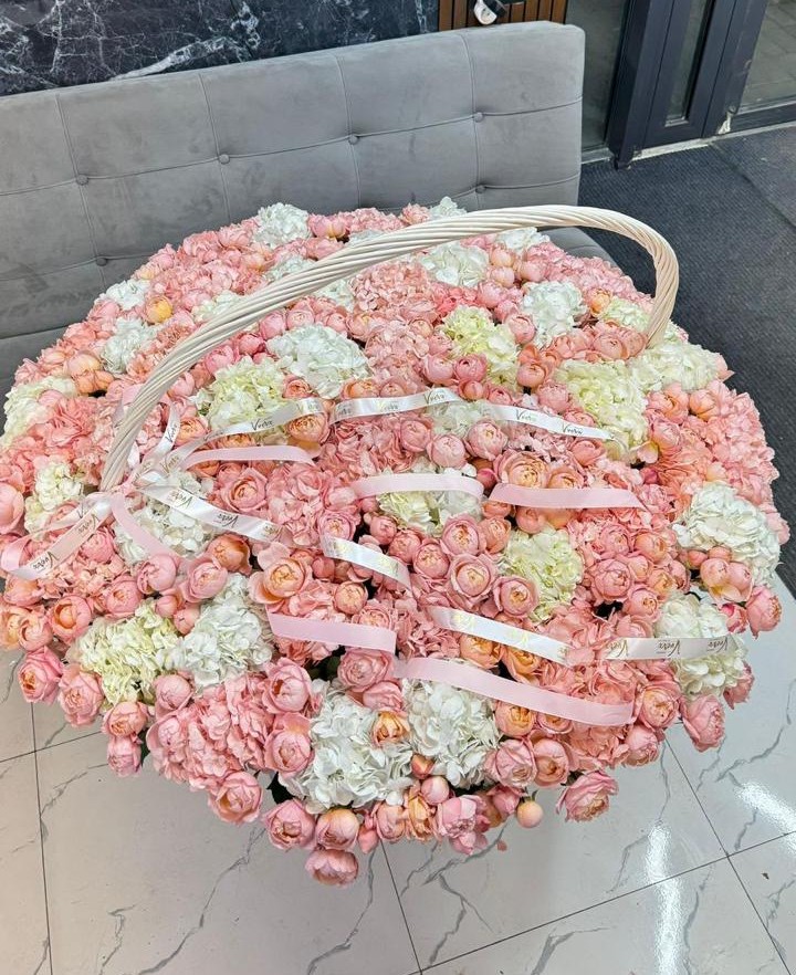 Шикарная корзина с гортензией и Джульеттой