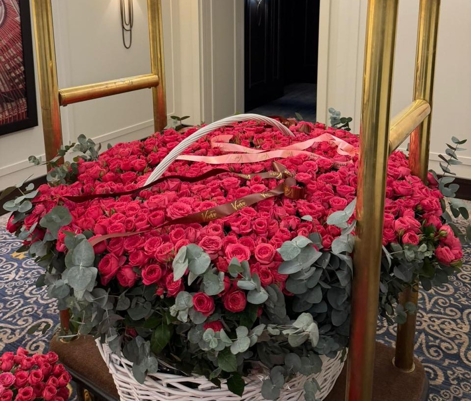 Большая корзина розовых кустовых роз — фото 1